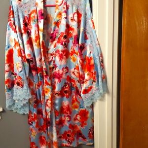 Vs robe NWOT